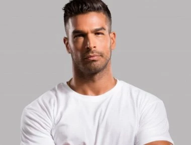 Νίκος Αναδιώτης: Σηκώνει στα χέρια το θεϊκό κορμί της γυναίκας του (φωτο)